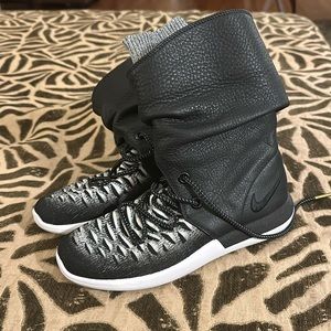 Like new NIKE WMNS ROSHE TWO HI FLYKNIT.